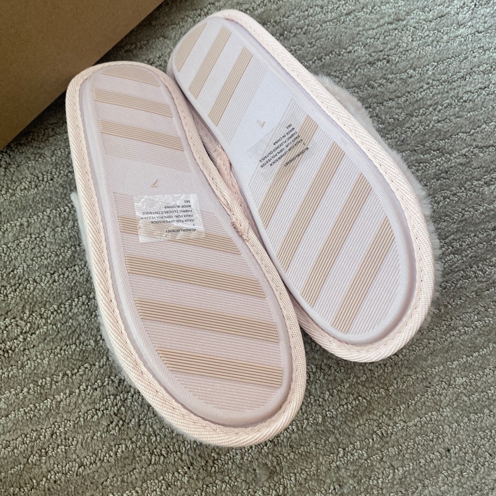 NWT Steve Madden fuzzy blush pink slippers sz 7 - Picture 3 of 3